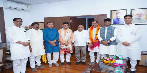 अपेक्स बैंक के प्रशासक और वेयरहाउसिंग कॉरपोरेशन अध्यक्ष ने संभाला पदभार, महापुरुषों को नमन कर की कार्य की शुरुआत