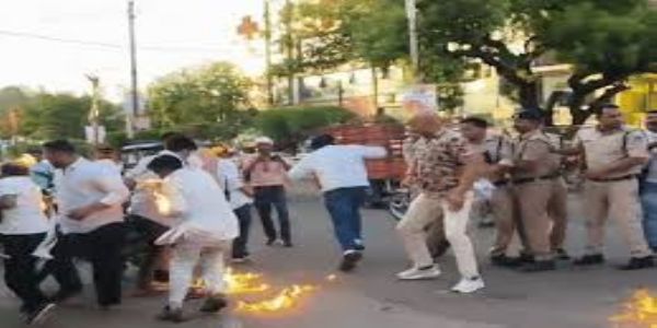 छतरपुर में कांग्रेस के प्रदर्शन में मुख्यमंत्री का पुतला दहन के दौरान आग भड़की, 2 पुलिसकर्मी व कई कांग्रेस कार्यकर्ता झुलसे