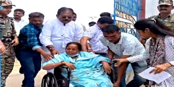 अस्पताल से एंबुलेंस में पहुंचीं मिताली बाग, बोलीं– गला काट दें फिर भी ‘जय बांग्ला’