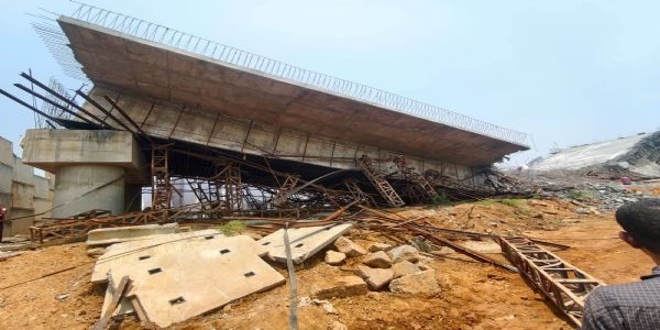 खेमाशुली में बाइपास ब्रिज का हिस्सा ढहा, बाल-बाल बचे लोग