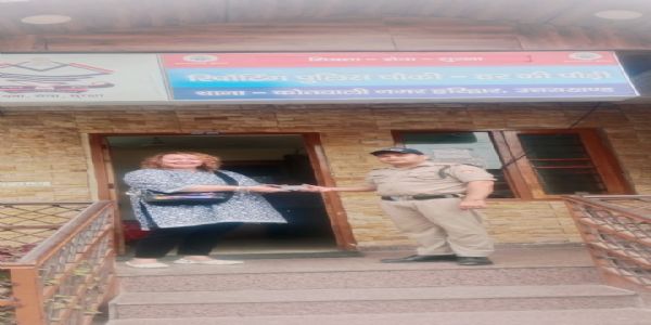 गंगा आरती देखने आई विदेशी महिला का खोया मोबाइल पुलिस ने लौटाया