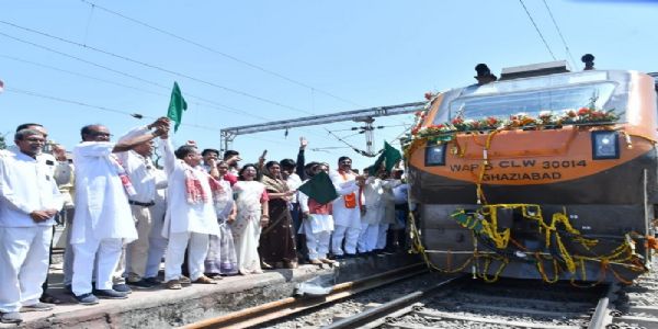 अमृत भारत ट्रेन से क्षेत्र में व्यापार, पर्यटन एवं यात्री सुविधा को मिलेगा बढ़ावाः केन्द्रीय मंत्री उइके