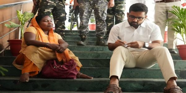 समाहरणालय की सीढ़ियों पर बैठकर उपायुक्त ने सुनी दिव्यांग की फरियाद