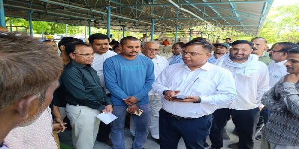 इंदौरः कलेक्टर ने अनाज मंडी का किया औचक निरीक्षण, व्यवस्थाओं का लिया जायजा