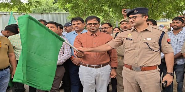 जिलाधिकारी ने किया भूसा गाड़ियों को गौशाला रवाना, दानदाताओं से मिला था 6 हजार कुंतल भूसा