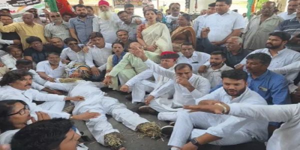 पायलट पर टिप्पणी के विरोध में कांग्रेसियों का प्रदर्शन, भाजपा नेता का पुतला फूंका