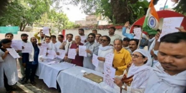 स्मार्ट मीटर को बताया खूनी मीटर, विरोध में ऊर्जा मंत्री को खून से लिखा पत्र