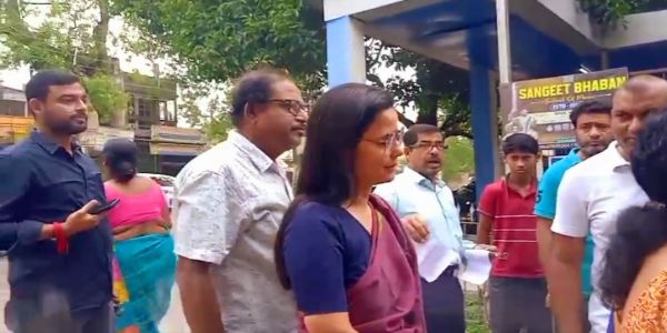 सांसद महुआ मोइत्रा ने डाला वोट, कहा- लोकतंत्र बचाने की लड़ाई