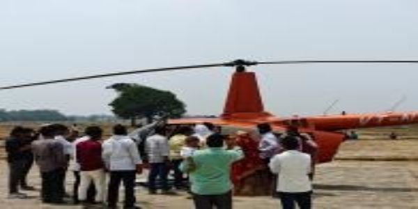 सिद्धार्थनगर में हेलीकॉप्टर से विदा हुई दुल्हन, ग्रामीणों में दिखी उत्सुकता