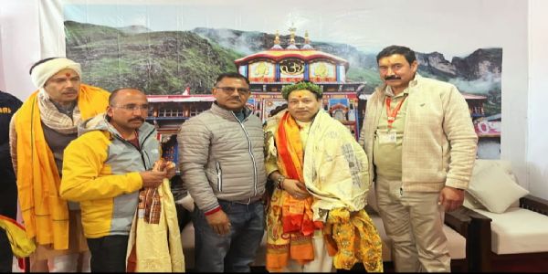 बदरीनाथ धाम पहुंचे गायक कैलाश खेर, भगवान बदरी-विशाल के किए दर्शन