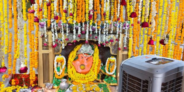 चांदपोल परकोटा गणेश मंदिर में बुध प्रदोष पर सजी भव्य फूल बंगला झांकी