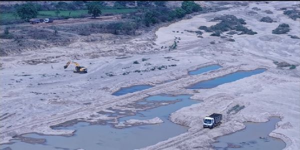 ड्रोन की मदद से कांकेर जिले में हुई बड़ी कार्रवाई, पोकलेन मशीन और हाईवा जप्त