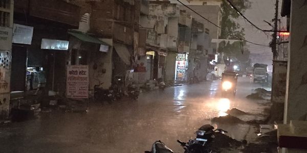 उत्तर प्रदेश में मौसम का कहर : आठ जिंदगी लील गयी आंधी-पानी और आकाशीय बिजली, कई घायल