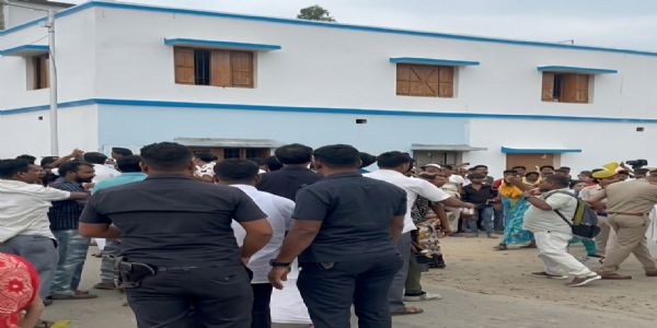 कैनिंग में मतदान के दौरान तनाव, तृणमूल के बूथ एजेंट को बाहर निकाला गया