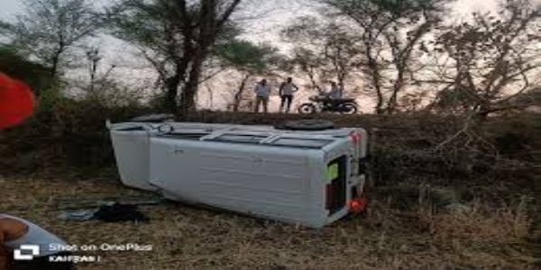 सतना में बारात से लौट रही बोलेरो पलटी, 10 घायल, 3 की हालत गंभीर