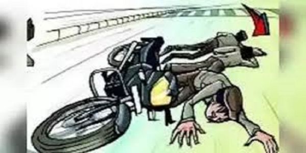 अनियंत्रित होकर पलटी मोटरसाइकिल, एक युवक की मौत