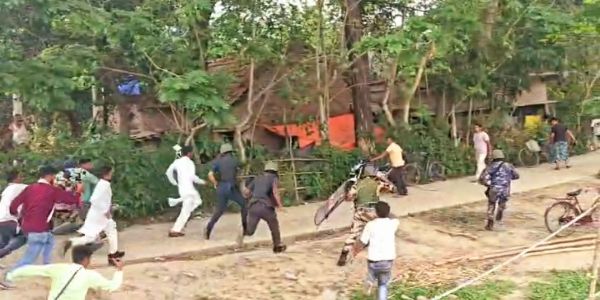 भांगड़ विधानसभा क्षेत्र के प्राणगंज इलाके के रघुनाथपुर में लाठी चार्ज