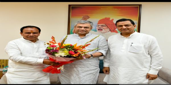 रेल मंत्री से मिले उत्तराखंड के कैबिनेट मंत्री धन सिंह रावत