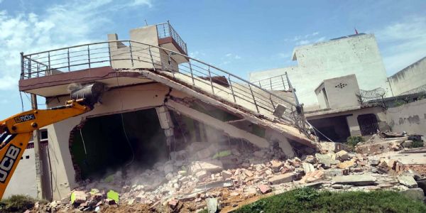 गुरुग्राम के ताजनगर में अपराधी के घर पर चला पुलिस का बुल्डोजर