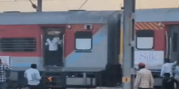 धौलपुर रेलवे स्टेशन के पास ट्रेन के कोच में लगी आग, सतर्कता से टला बड़ा हादसा