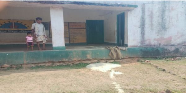 सारंडा में हाथियों ने स्कूल में घुसकर छात्रों के भोजन सामग्री को खाया, बच्चों में भय