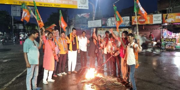 देवघर में भाजपाइयों का प्रदर्शन, राहुल गांधी का पुतला फूंका