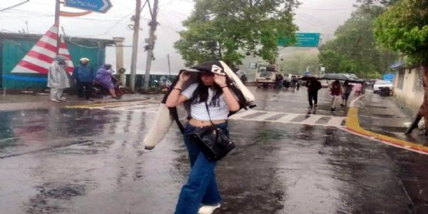 बदला मौसम का मिजाज, नैनीताल में कई बार हल्की व तेज फुहारें