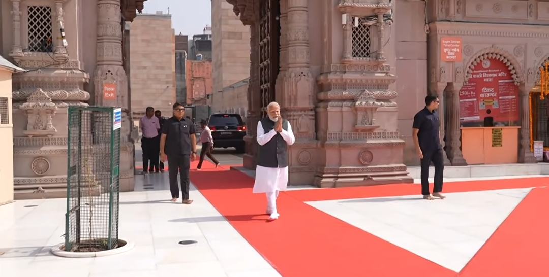 मंदिर के गर्भगृह में बाबा का पूजन करते प्रधानमंत्री,इसके पहले डमरूवादन के बीच दरबार जाते हुए