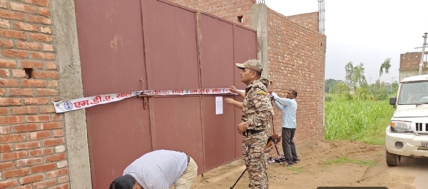 400 वर्ग मीटर क्षेत्र में किए जा रहे अवैध निर्माण पर सील लगाती एमडीए की प्रवर्तन टीम।