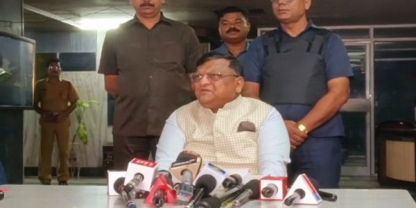 संवाददाताओं से बात करते मनोज अग्रवाल