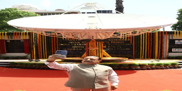 नई दिल्ली के लोधी रोड स्थित मौसम विभाग मुख्यालय में एक “सेल्फी पॉइंट” पर डॉ. जितेन्द्र सिंह