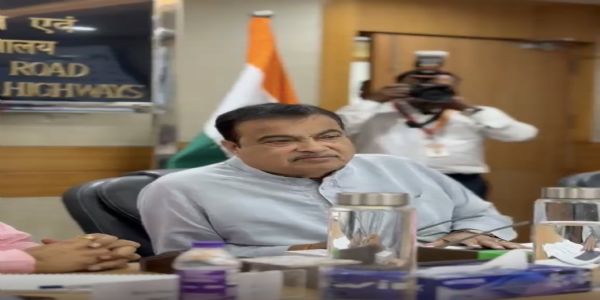 नई दिल्ली में आयोजित समीक्षा बैठक में केंद्रीय मंत्री नितिन गडकरी ओडिशा की राष्ट्रीय राजमार्ग परियोजनाओं की गुणवत्ता और रखरखाव प्रगति का जायजा लेते हुए।