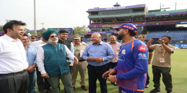 अरुण जेटली स्टेडियम में शुक्रवार को भारतीय किक्रेटर व   मुंबई इंडियंस के खिलाड़ी रोहित शर्मा से मुलाकात करते दिल्ली के उपराज्यपाल तरनजीत सिंह संधू