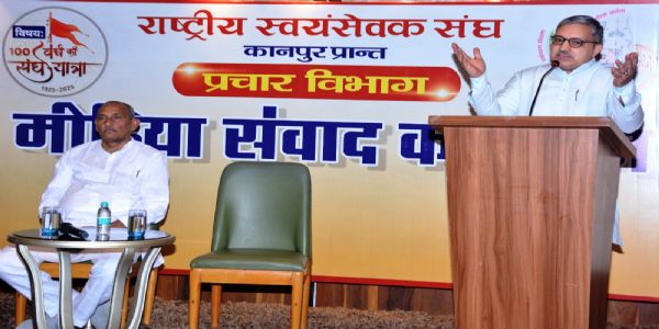 मीडिया संवाद कार्यक्रम में बोलते आरएसएस के अखिल भारतीय सह प्रचार प्रमुख नरेन्द्र ठाकुर