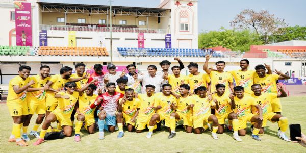 स्वर्ण पदक विजेता पश्चिम बंगाल की फुटबॉल टीम स्वर्ण पदक विजेता पश्चिम बंगाल की फुटबॉल टीम