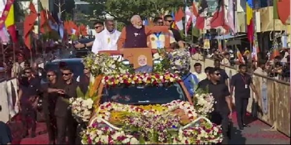 प्रधानमंत्री नरेन्द्र मोदी पुडुचेरी में रोड शो के दौरान