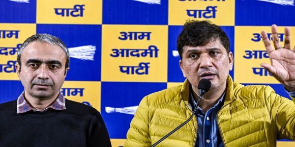 आआपा के दिल्ली प्रदेश अध्यक्ष सौरभ भारद्वाज और मीडिया प्रभारी अनुराग ढांडा (फाइल फोटो)।