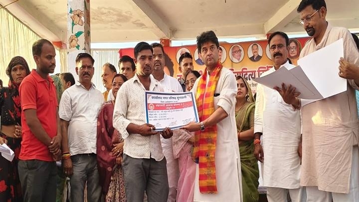 हितग्राहियों को किया हितलाभ का वितरण हितग्राहियों को किया हितलाभ का वितरण