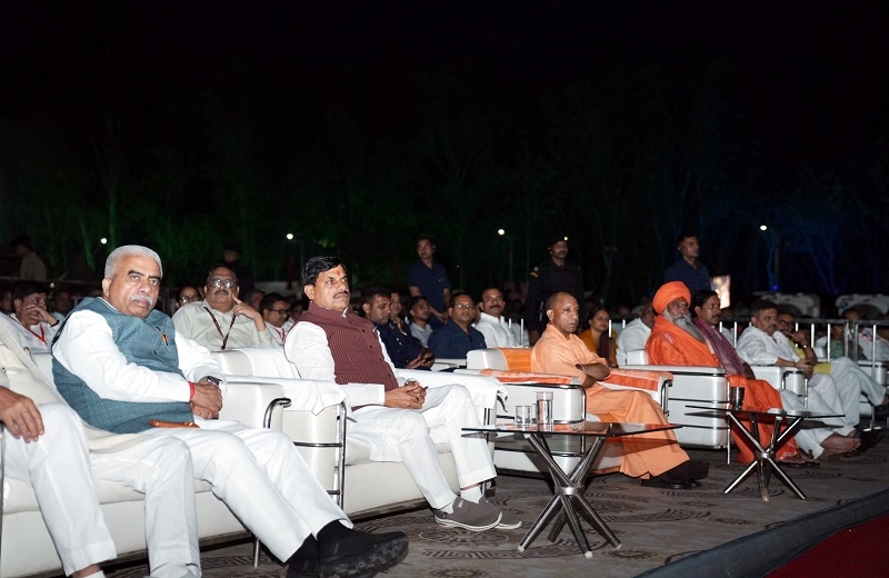 वाराणसी में महानाट्य ‘सम्राट विक्रमादित्य’ का ऐतिहासिक मंचन देखते हुए मप्र और यूपी के सीएम और मंत्रीगण