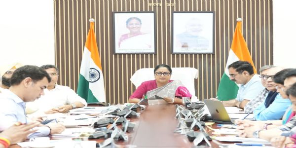 ‘मुख्यमंत्री जनसेवा सदन’ में  शुक्रवार को उच्चस्तरीय समीक्षा बैठक करते मुख्यमंत्री रेखा गुप्ता