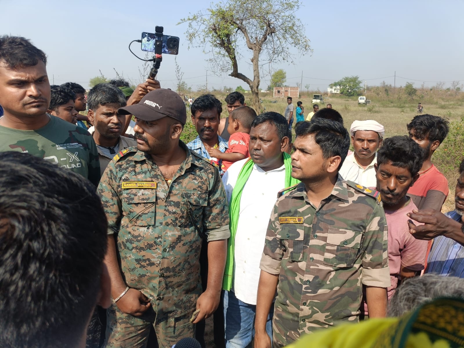 जांच करते वन विभाग के कर्मी