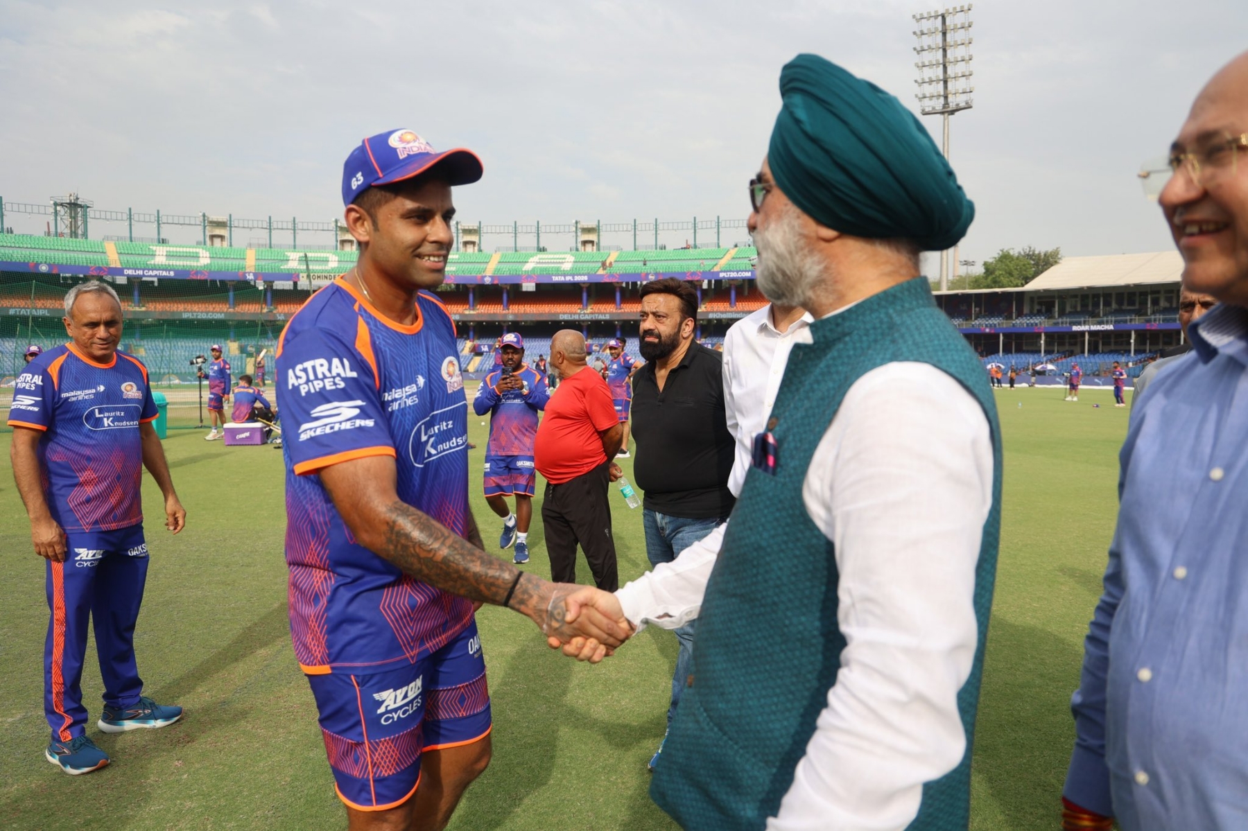 अरुण जेटली स्टेडियम में शुक्रवार को भारतीय किक्रेटर व   मुंबई इंडियंस के खिलाड़ी सूर्या कुमार यादव से मुलाकात करते दिल्ली के उपराज्यपाल तरनजीत सिंह संधू