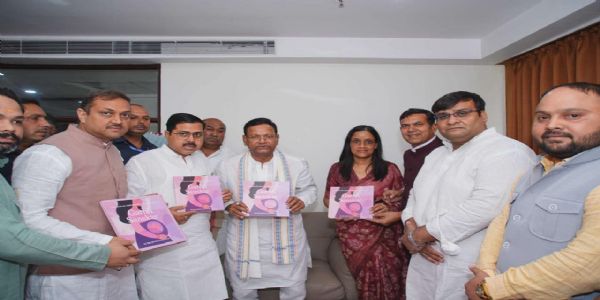 पंकज चौधरी ने किया डाॅ. ऋचा गंगवार की पुस्तक 'गर्भ संस्कार' का लोकार्पण