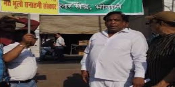 भोपाल: मंदाकिनी चौराहे पर शराब दुकान शिफ्टिंग पर जोरदार विरोध, कर्मचारियों ने शटर गिराया