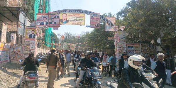 हथकड़ी में अधिवक्ता को कोर्ट लाने पर बार ने जताई नाराजगी; कार्रवाई के आश्वासन पर मामला शांत