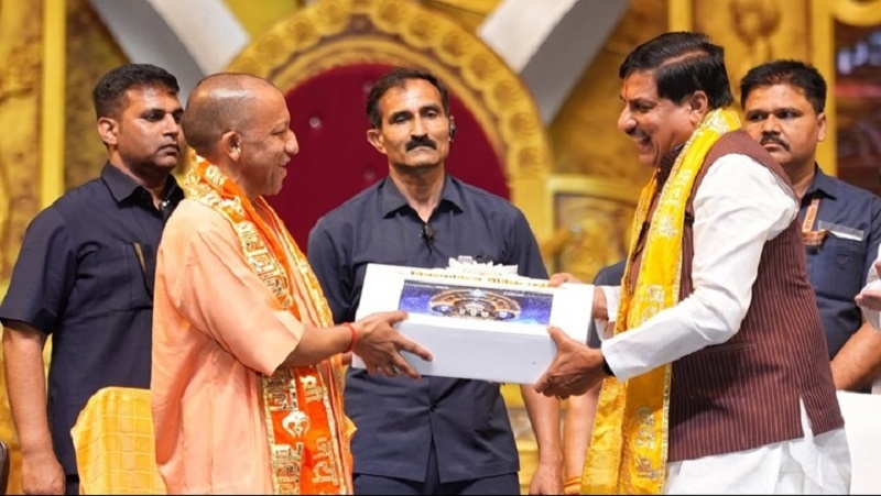 मप्र के मुख्यमंत्री ने भेंट की वैदिक घड़ी