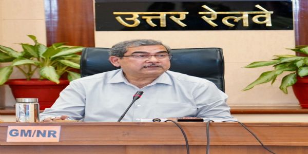 उत्तर रेलवे के महाप्रबंधक राजेश कुमार पांडे पत्रकार वार्ता को संबोधित करते हुए।