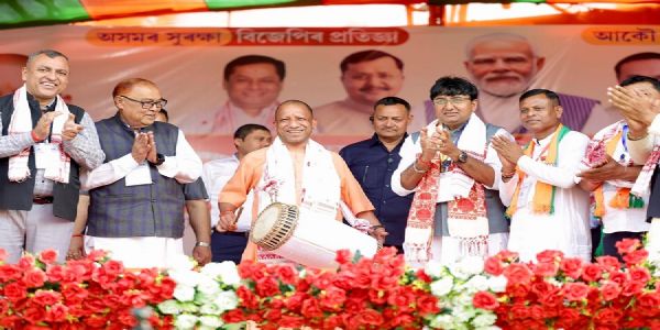असमः शोणितपुर जिला के बरछला विधानसभा क्षेत्र में आयोजित चुनावी जनसभा में असमिया ढोल बजाते उत्तर प्रदेश के मुख्यमंत्री योगी आदित्य नाथ