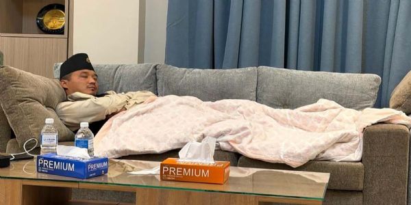 सोफे पर सोते हुए गृह मंत्री सुदन गुरूंग