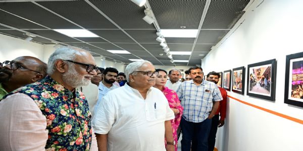 राष्ट्रीय स्वयंसेवक संघ (आरएसएस) के वरिष्ठ प्रचारक और मार्गदर्शक सुरेश भैय्याजी जोशी के साथ अन्य लोग मौजूद।